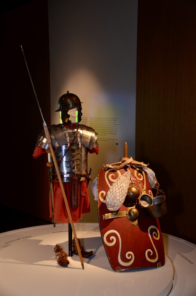 Modell einer Römer Rüstung im Museum Kalkriese